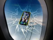 Uçaktan fırlayan iPhone şaşırttı! iphone