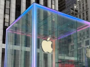 Apple, New York’taki mağazasını yeni iPhone’ların şerefine ışıklandırdı!