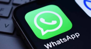 WhatsApp Liquid Glass tasarımı