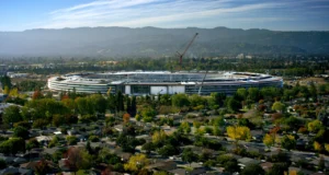 Cupertino'daki halka biçimli Apple Park kampüsünün havadan görünümü