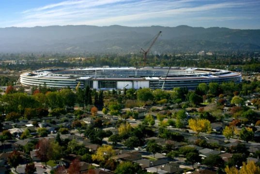Cupertino'daki halka biçimli Apple Park kampüsünün havadan görünümü