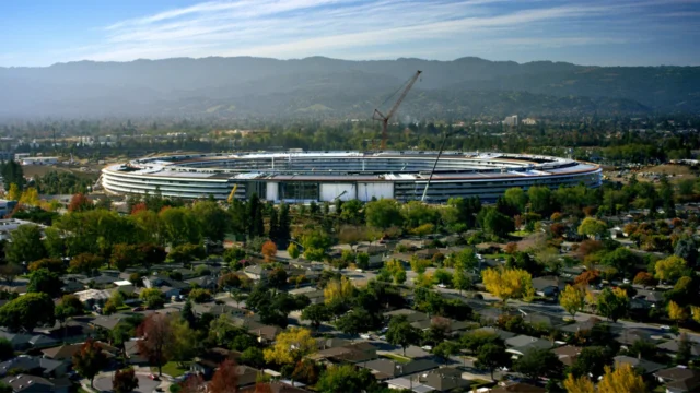 Cupertino'daki halka biçimli Apple Park kampüsünün havadan görünümü