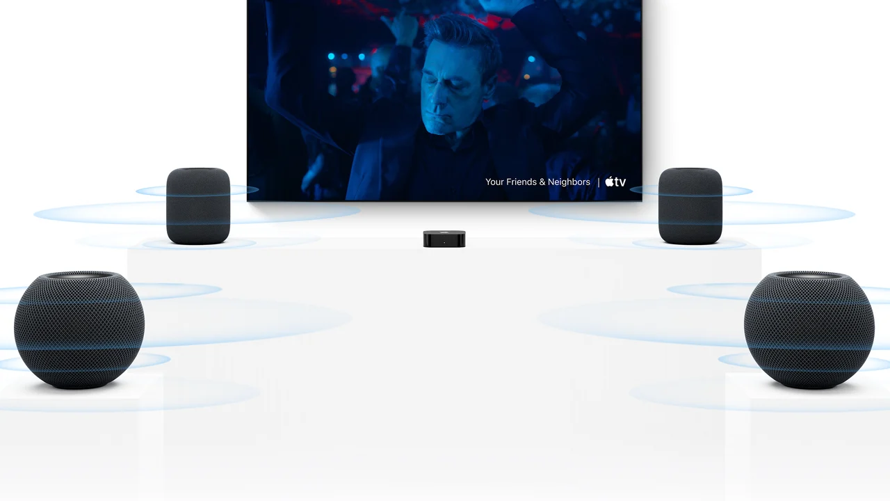 Apple TV 4K'ya bağlı televizyonun önünde ve arkasında duran dört HomePod hoparlör