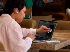 Dokunmatik MacBook Pro Deneyimi: macOS Parmağa Nasıl Uyum Sağlıyor? Masada açık duran bir dizüstü bilgisayarın ekranına parmakla dokunan kullanıcı