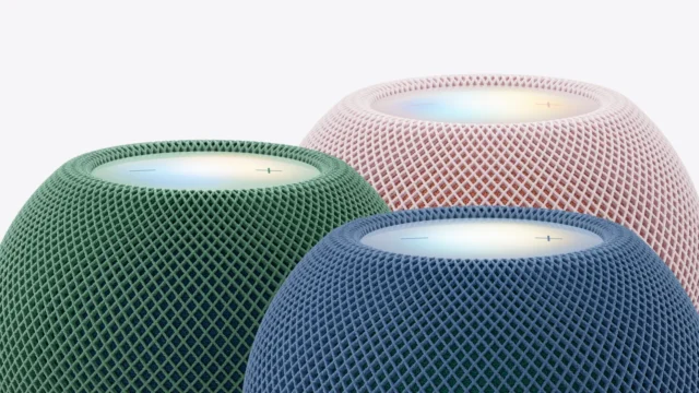 Yeşil, pembe ve mavi renkli HomePod mini 2 hoparlörler yan yana
