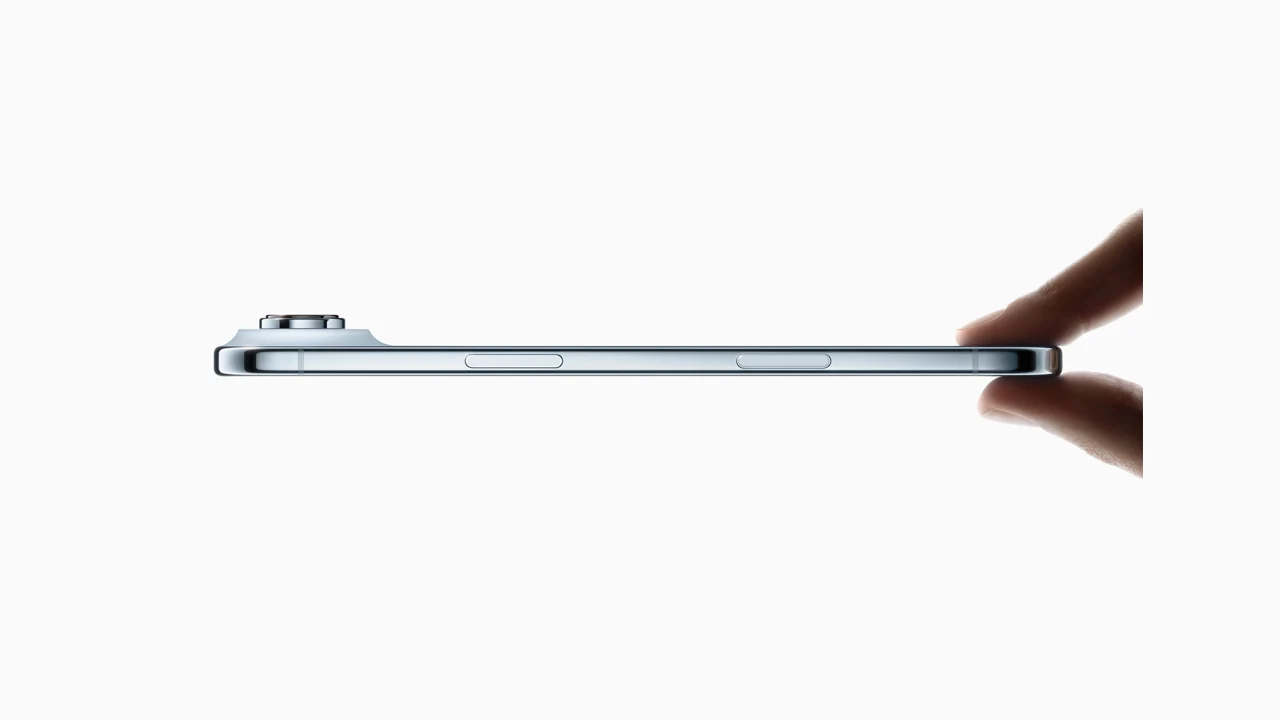 Parmak uçlarında tutulan iPhone Air'in yandan görünen ince gövdesi