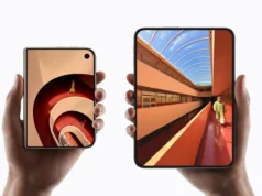 Biri katlanmış, biri açık iki iPhone Duo'yu havada tutan iki el