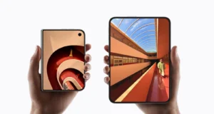 Biri katlanmış, biri açık iki iPhone Duo'yu havada tutan iki el