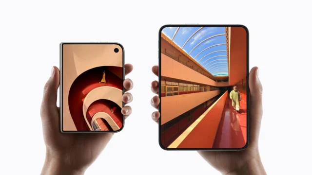 iphone-duo-katlanmis-acik-iki-model Biri katlanmış, biri açık iki iPhone Duo'yu havada tutan iki el