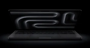 Açık kapaklı, uzay siyahı M6 çipli 14 inç MacBook Pro