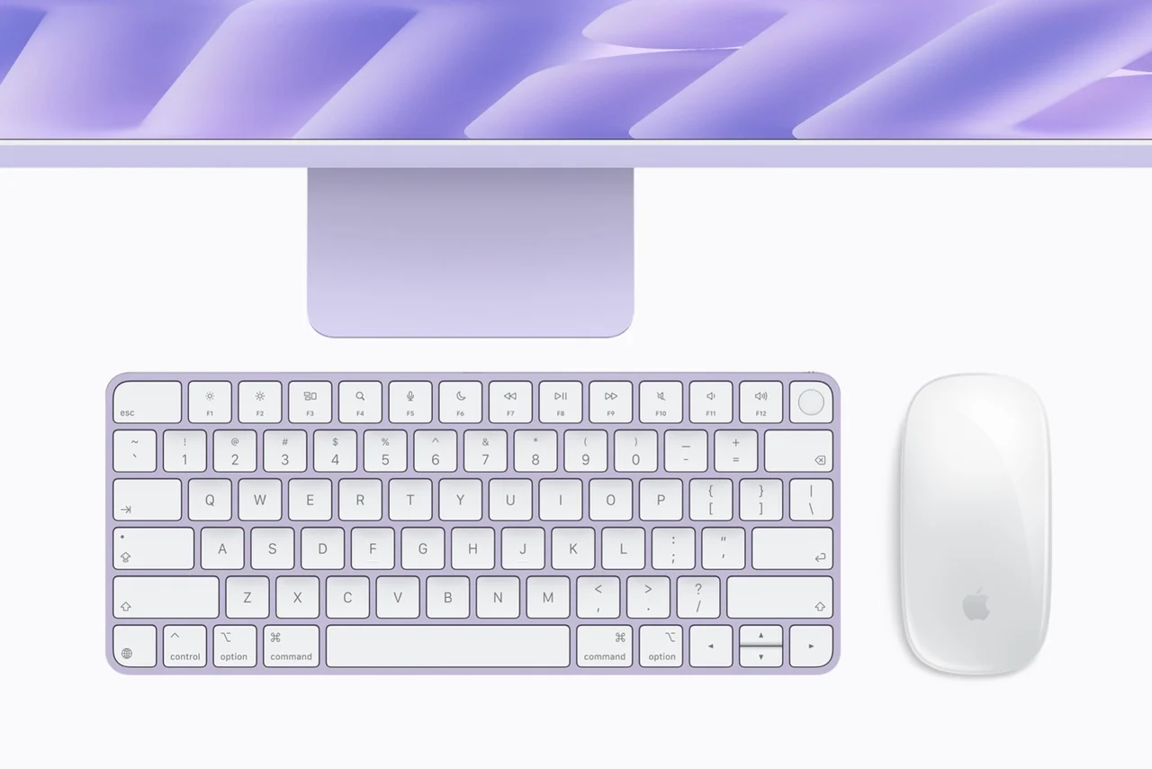 Mor renkteki M6 çipli iMac’in ayağı ile aynı renkteki Magic Keyboard ve Magic Mouse