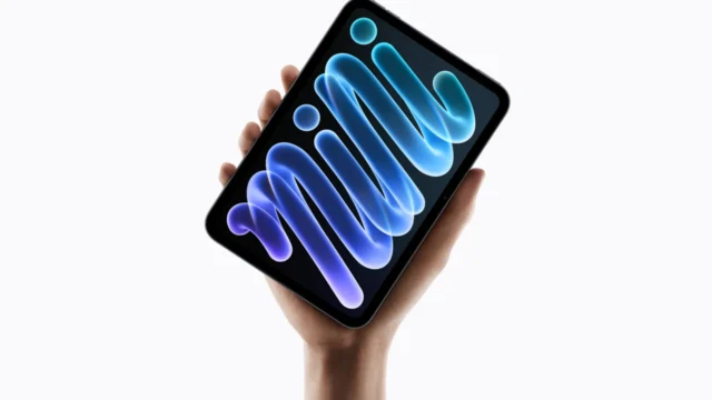 Elde tutulan yeni OLED iPad mini'nin ekranı